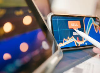 Trader σε πολλαπλές αγορές που εξετάζει επιλογές Bitcoin, Ethereum και forex
